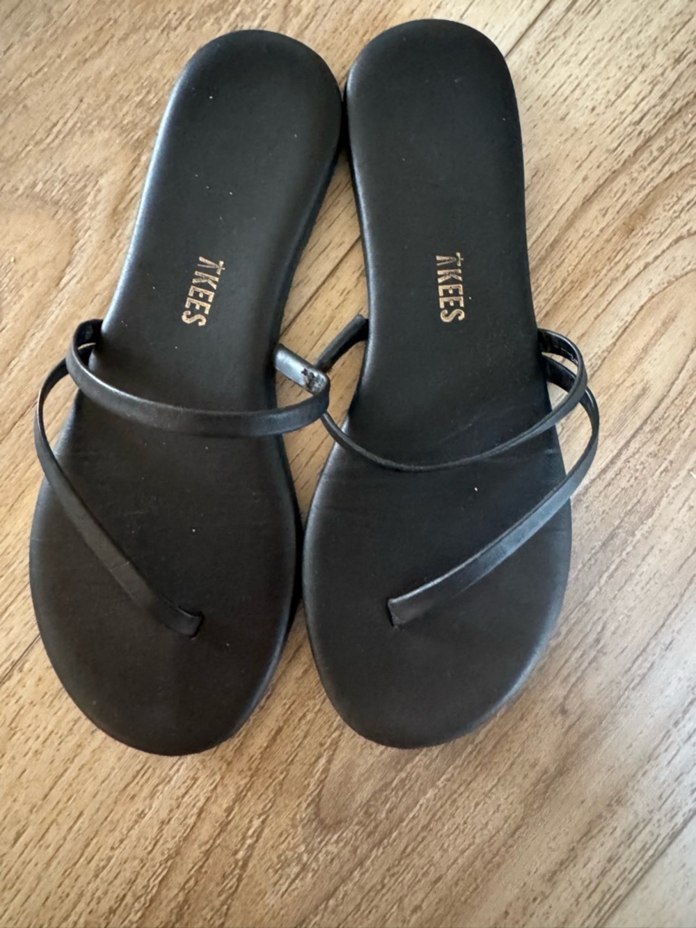 TKEES Black Leather Slim-Strap Toe-Loop Sandals